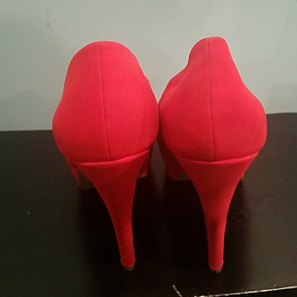 Red heels - Picture 2 of 3
